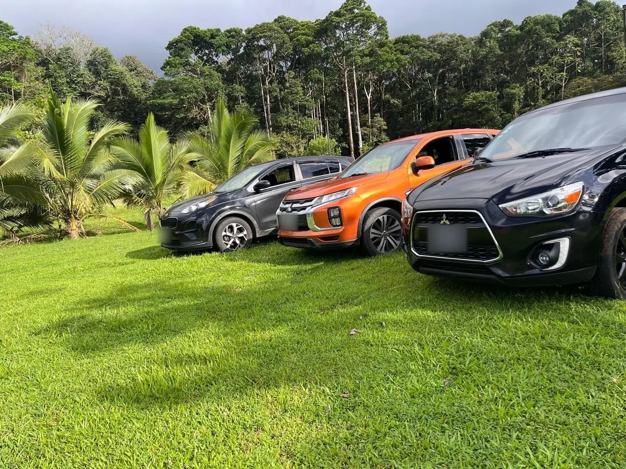 Kia Sportage, Outlander Sport 2020 y Outlander Sport 2015 en el zacate, en Guápiles